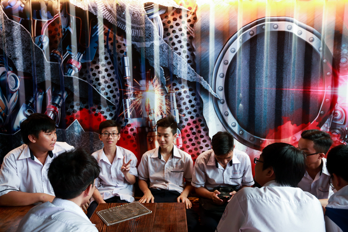 Toàn bộ không gian trong và ngoài quán được chủ nhân vẽ những hình ảnh graffiti về các loại máy móc, người máy...