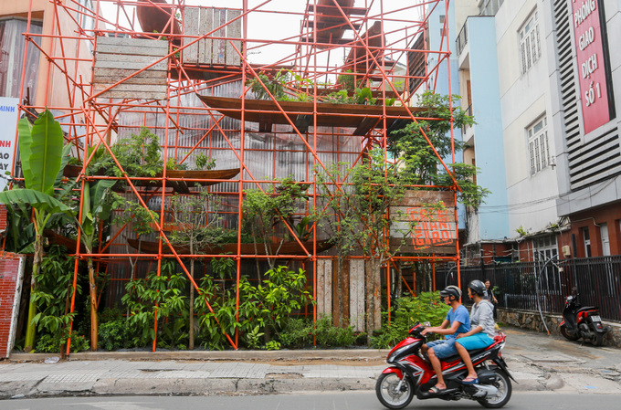 Quán cà phê làm từ trăm giàn giáo hết 2 tỷ đồng ở Sài Gòn