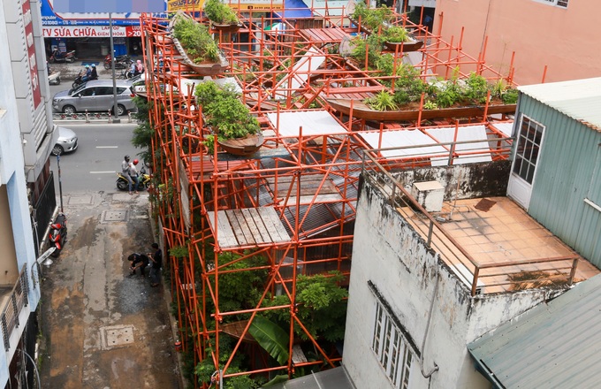 Không gian quán rộng khoảng 150 m2, cao 7 m. Xen kẽ các giàn giáo là những con thuyền gỗ trồng nhiều cây xanh.