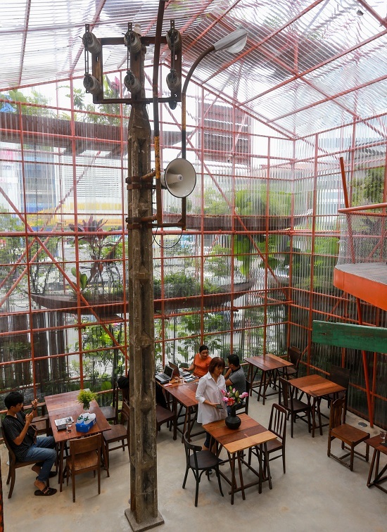Ở giữa quán là chiếc cột điện để tạo điểm nhấn. "Cột điện này có từ trước năm 1975, phía trên lắp đèn cho ra lượng ánh sáng hệt như ngoài đường phố", chủ quán chia sẻ.