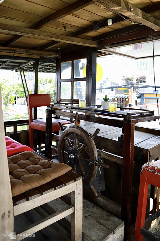 Vị trí của thuyền trưởng nay dành cho khách ngồi được 4 người, hướng nhìn ra đường ngắm xe cộ qua lại tại quán cà phê lênh đênh.