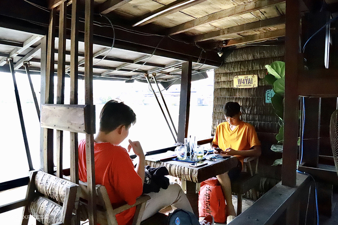 Quán cà phê lênh đênh mát và yên tĩnh, nhiều bạn trẻ đến học bài và thư giãn. Buổi tối là thời điểm đông khách nhất.