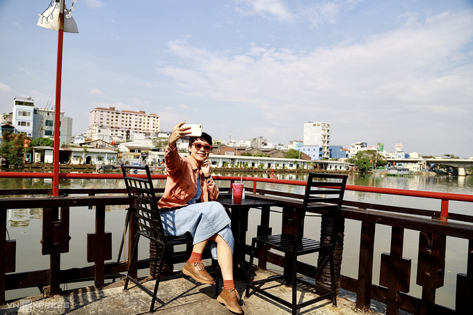 Tại khu vực cuối thuyền trên tầng 2 quán cà phê lênh đênh, khách có thể nhìn bao quát không gian sông nước, lý tưởng để chụp ảnh và ngắm hoàng hôn.