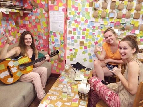 Vị trí đẹp nhìn ra hồ Gươm khiến quán thu hút nhiều khách ngoại quốc. Ảnh: FB The Note Coffee