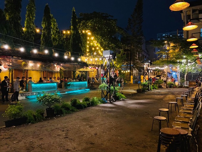 Quán cà phê mái tranh Sài Gòn có không gian mở trong nhà và ngoài sân