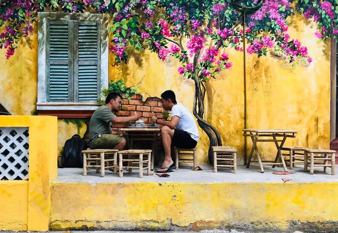 Bức vẽ giàn hoa giấy hồng tại quán cà phê mái tranh Sài Gòn