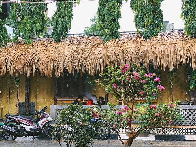 Bàn ghế tre và mái tranh tại quán cà phê mái tranh Sài Gòn