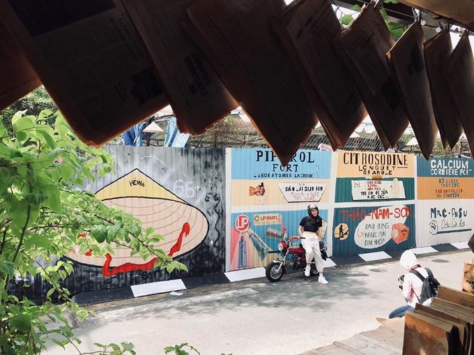 Bức tường tôn vintage tại quán cà phê mái tranh Sài Gòn