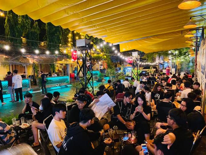 Không gian quán cà phê mái tranh Sài Gòn thu hút khách vào buổi tối