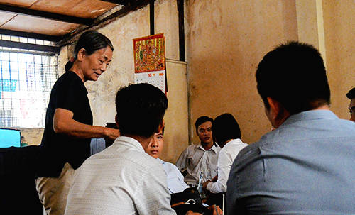 Bà Hồng phục vụ khách cà phê trong quán. Ảnh: Phong Vinh.