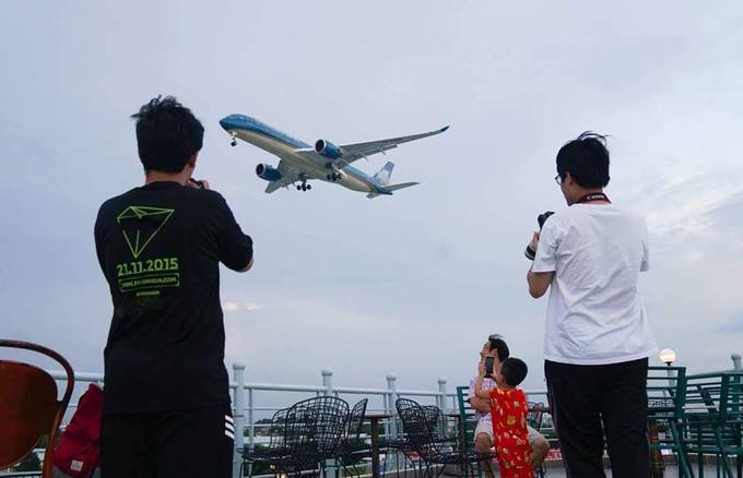 Các chủ quán cho biết, việc mở quán cà phê ngắm máy bay không cần phải thiết kế quá cầu kỳ, chỉ cần không gian thoáng, có sân thượng rộng, ban công mát mẻ. Người ưa thích dịch vụ cà phê này là những bạn có đam mê chụp ảnh máy bay. Họ có thể ngồi hàng giờ để chụp phi cơ trên bầu trời.