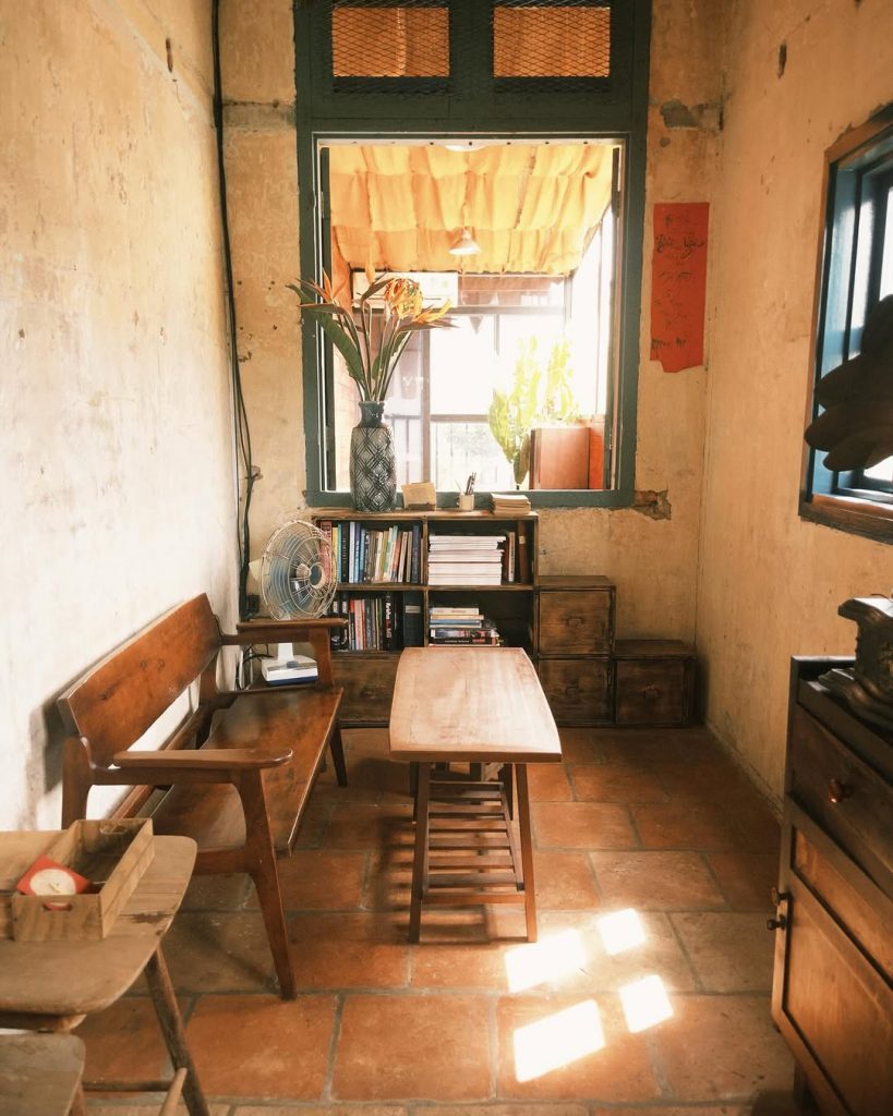 Không gian quán cà phê Đức Bà tại Người Tám Chuyện House