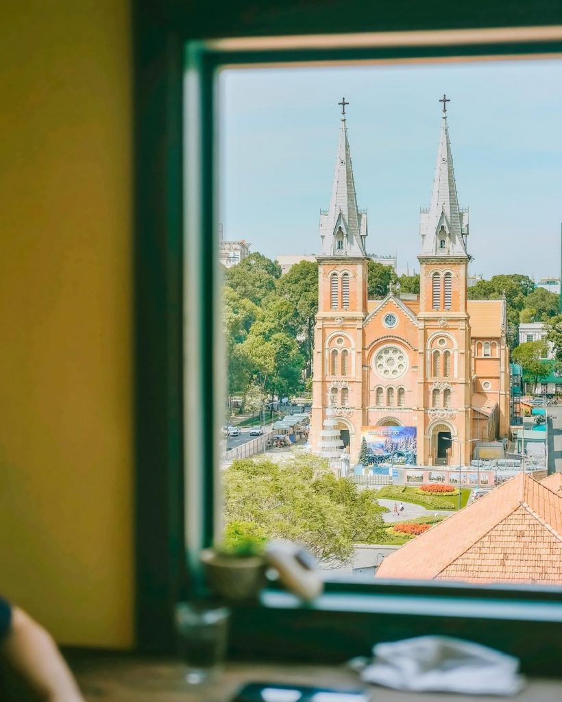 View nhà thờ Đức Bà từ quán cà phê Đức Bà Người Tám Chuyện House