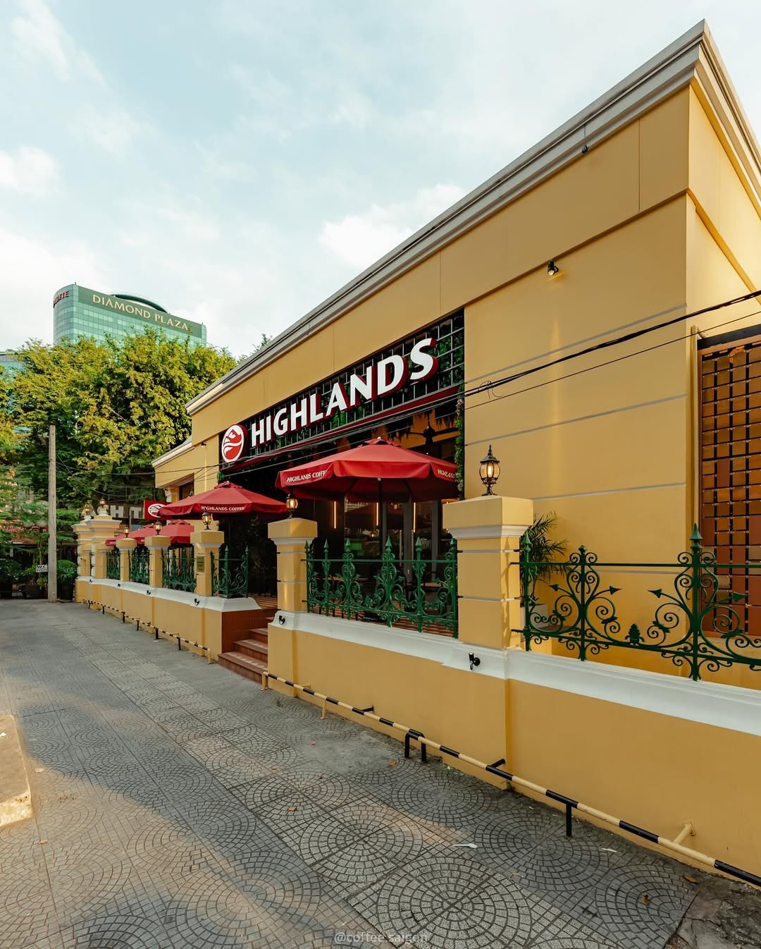 Không gian quán cà phê Đức Bà Highlands Coffee Nguyễn Văn Bình