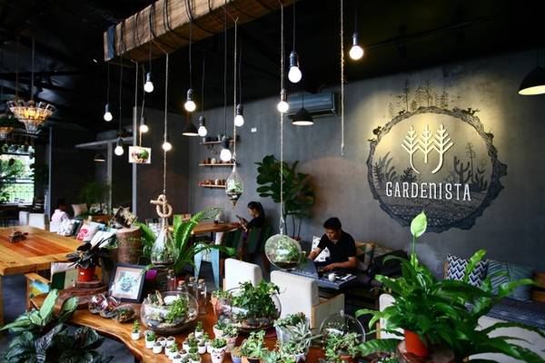 Hệ thống ánh sáng tinh tế của Gardenista café