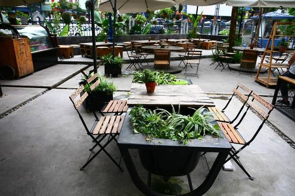 Khoảng sân vườn thoáng đãng tại quán cà phê đẹp ở Hà Nội