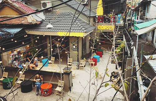 Không gian quán cà phê gara được chia làm 2 khu vực bên ngoài và bên trong. Ảnh: FB.