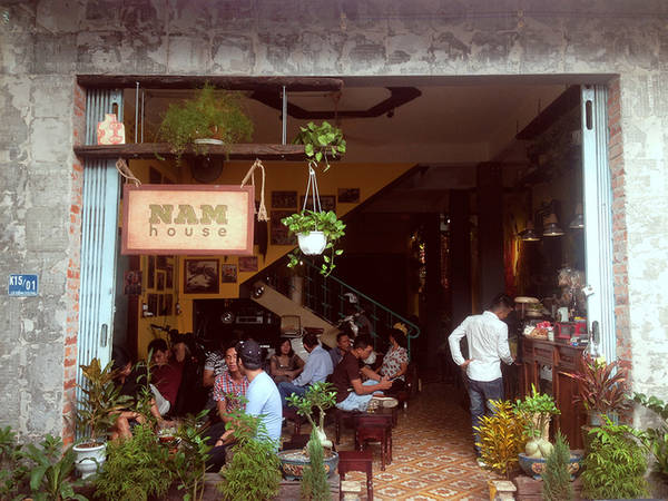 Quán cà phê Nam House nằm trên đường Lê Hồng Phong, quận Hải Châu, Đà Nẵng. Vẻ ngoài không quá nổi bật nhưng bước chân vào quán, bạn như đến một thế giới khác
