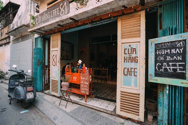 Nằm nổi bật trên con đường Nguyễn Văn Nguyễn, quận 1, quán cà phê 81 được trang trí bởi những vật dụng quen thuộc một thời