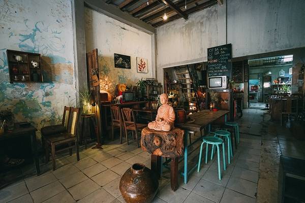 Vật dụng cổ tại quán cà phê 81