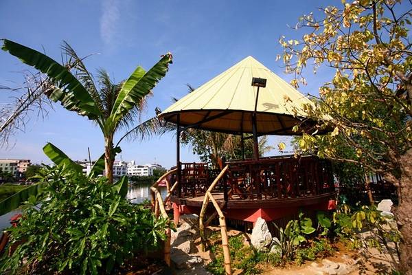 Góc ngồi nhỏ xinh ngắm cảnh sông nước tại quán cà phê nón Huế