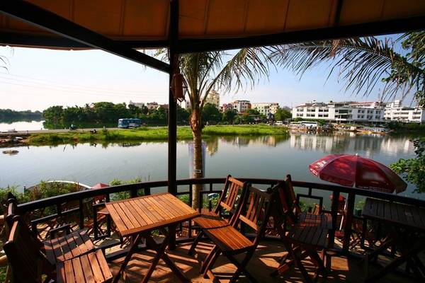 Tầm nhìn hướng ra Đập Đá từ quán cà phê nón Huế