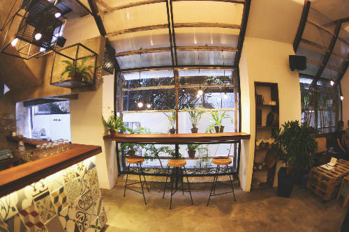 Không gian quán cà phê sân bay C.On mang đến sự thư thái khi nhấp ly cà phê cùng bạn bè