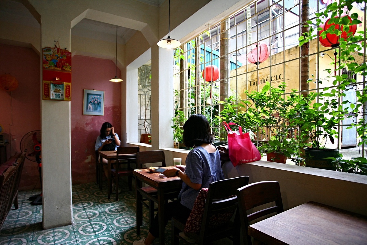 Quán là nơi nhiều du khách hoài niệm về một thời, là nơi hò hẹn của những người thích sự yên bình, tĩnh lặng và thời gian trôi chậm.