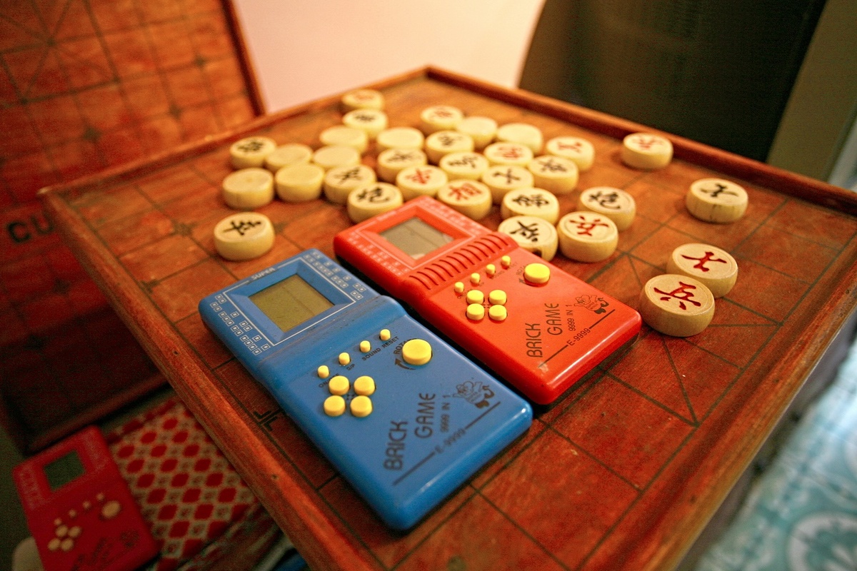 Máy chơi game và cờ tướng, những bộ môn giải trí cho trẻ em, thanh thiếu niên trước khi công nghệ hiện đại trở nên phổ biến.