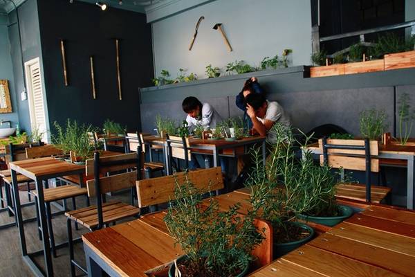 Bàn ghế gỗ tại quán cà phê rau An
