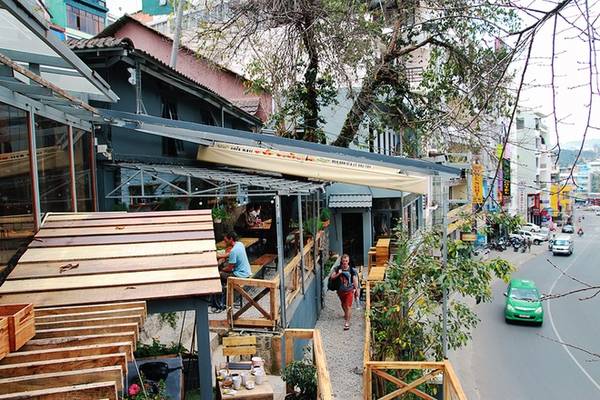 Mới xuất hiện tại Đà Lạt gần đây, quán cà phê An gây chú ý đến nhiều người dân địa phương và khách du lịch, đặc biệt các bạn trẻ. Nằm chông chênh bên sườn dốc, quán để lại trong lòng thực khách những ấn tượng rất riêng từ không gian đến các loại thức uống và phong cách phục vụ. Đây là điểm dừng chân lý tưởng cho các cuộc hẹn gia đình hay bạn bè. Ngoài ra quán còn có những khu vực riêng tư.