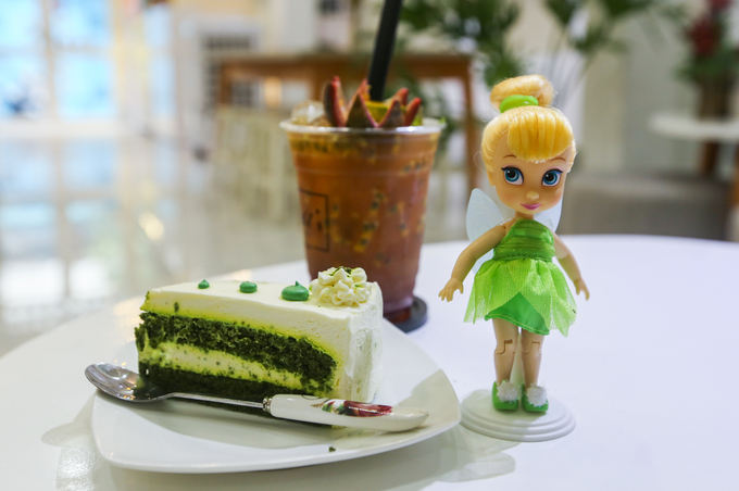 Ở một phòng khác, chủ quán dành làm nơi để bán búp bê cùng các phụ kiện quần áo, giày dép, tóc... cho chúng.