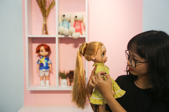 Những con búp bê đủ hình dáng, kích thước, xuất xứ... được trang trí khắp mọi nơi trong quán.