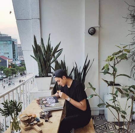 Quán cà phê Thinker and Dreamer nằm tại căn chung cư nghệ thuật nổi tiếng Sài Gòn số 42 Nguyễn Huệ