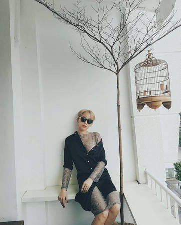 Tóc Tiên tạo dáng tại quán cà phê Thinker and Dreamer Sài Gòn