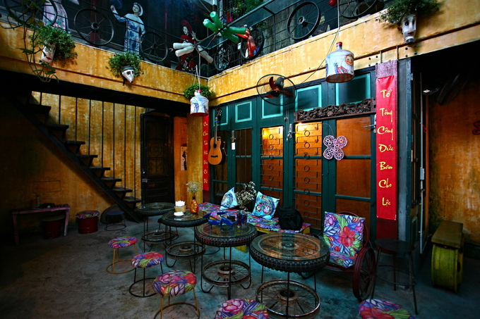 Nội thất quán cà phê tái chế được làm từ phế liệu tại Hidden Gem Hà Nội