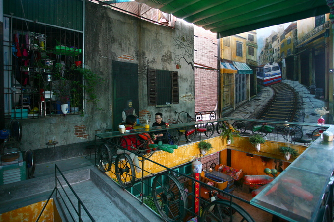 Không gian tầng thượng quán cà phê tái chế Hidden Gem Hà Nội