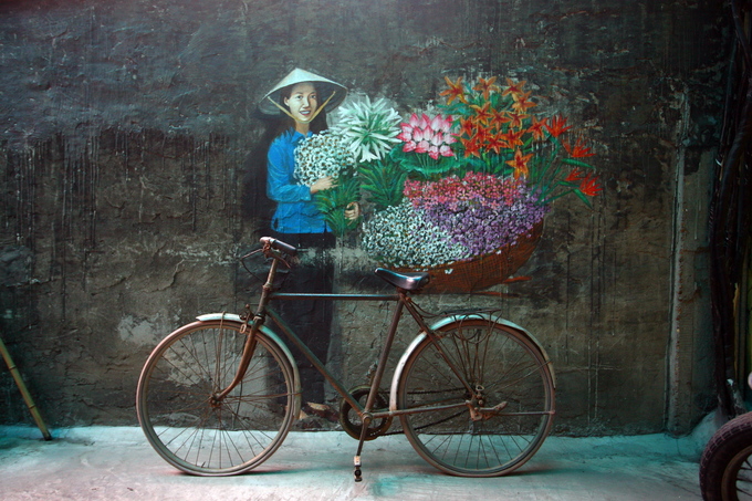 Tranh tường Hà Nội trong quán cà phê tái chế