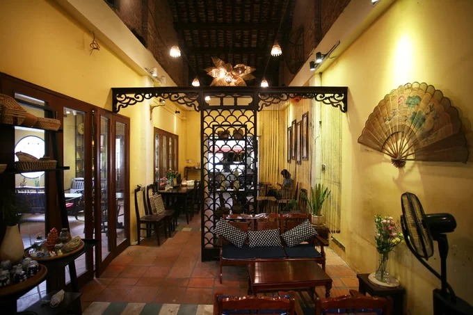 Kiến trúc quán cà phê nhà cổ The Home Bình Thạnh là một ngôi nhà cổ một tầng, hai gian hai bên. Gian bên trái được để thoáng ra sân trước và phía sau. Tường nhà quét vôi vàng như nguyên gốc của ngôi nhà cổ. Bàn ghế và nội thất được bài trí mang âm hưởng xưa cũ.