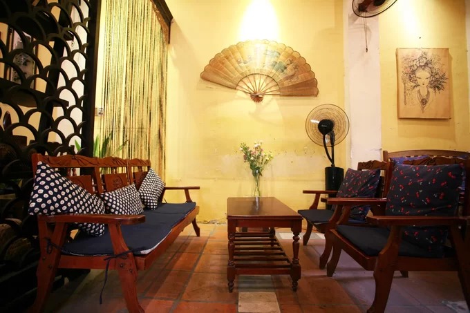 Bàn ghế trong quán cà phê nhà cổ The Home không giống nhau như những quán cà phê mang phong cách công nghiệp. Những bộ bàn ghế cũ được sưu tầm đa dạng về kiểu dáng.