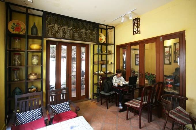 Khách tới quán cà phê nhà cổ The Home dễ tìm thấy sự yên tĩnh để làm việc hay nghỉ ngơi thư giãn, tránh xa những ồn ào phố xá. Giá đồ uống 20.000 đồng cho một ly cà phê, 30.000 đồng một ly cam vắt; ngoài ra còn nhiều loại đồ uống khác và đồ ăn nhẹ.