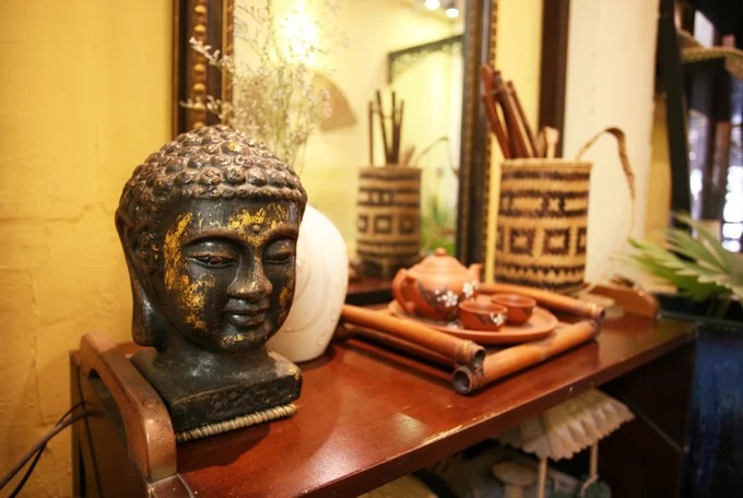 Đồ vật trang trí với các bức tượng Phật và tranh tạo cảm giác về không gian thanh tịnh.