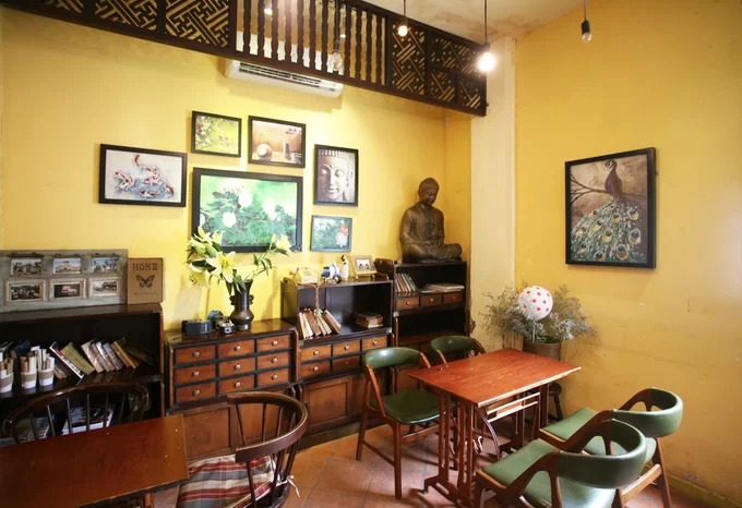 "Quán đúng kiểu xa xưa, bàn ghế như thời 60-70 của thế kỷ trước, không gian ấm cúng", một thực khách nói.