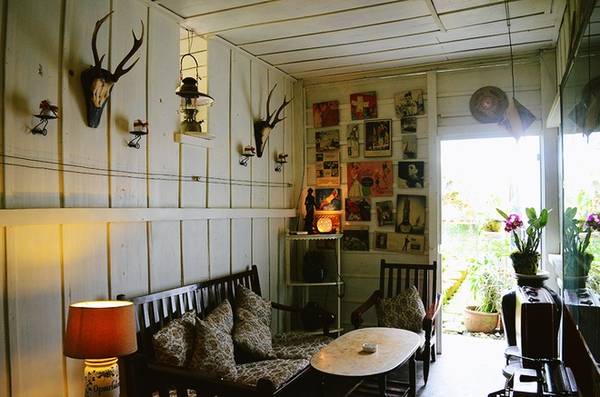 Điểm cộng cho không gian của quán cà phê Home là những chậu kiểng, hoa tươi bày trí ở các ngóc ngách.