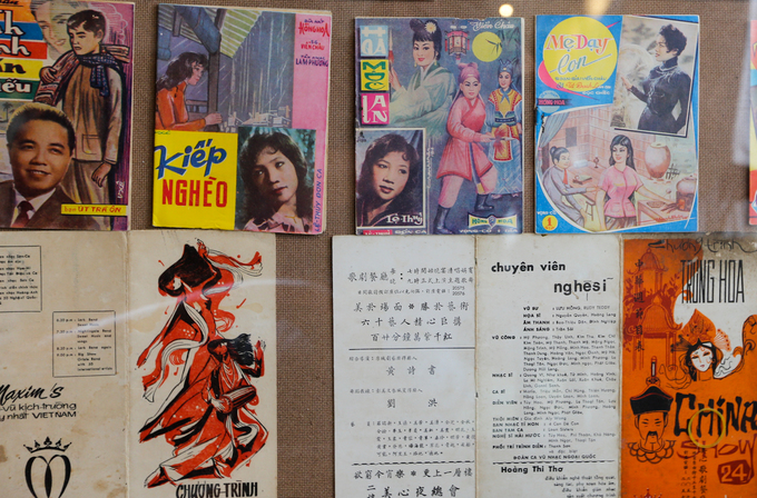 Poster và tờ nhạc tại quán cà phê Sài Gòn xưa