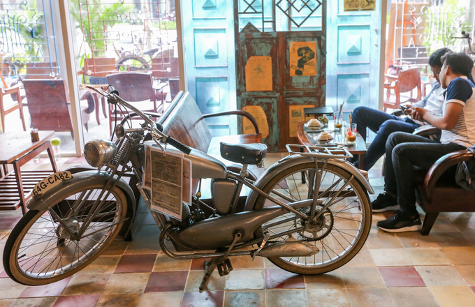 Xe máy Motobecane Pony tại quán cà phê Sài Gòn xưa