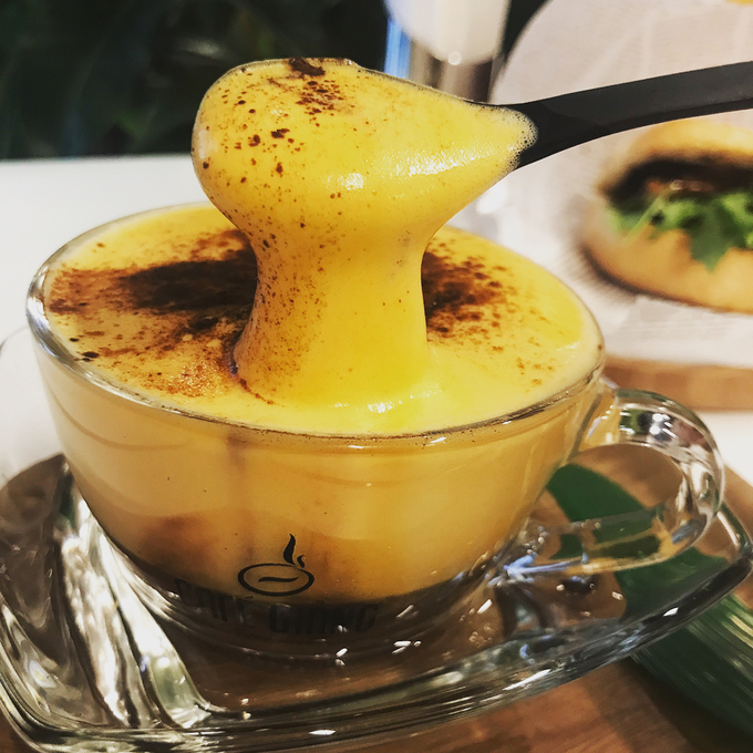Cà phê trứng Hà Nội và cacao trứng được giữ ấm trong bát nước nóng