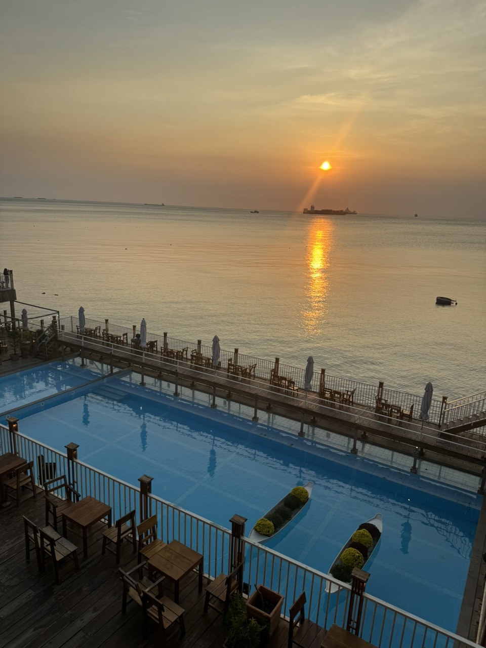 Hồ bơi tại Coffee Sea & Sun chi nhánh 3