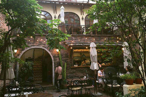 Xofa Cafe Tống Duy Tân - Góc châu Âu lãng mạn