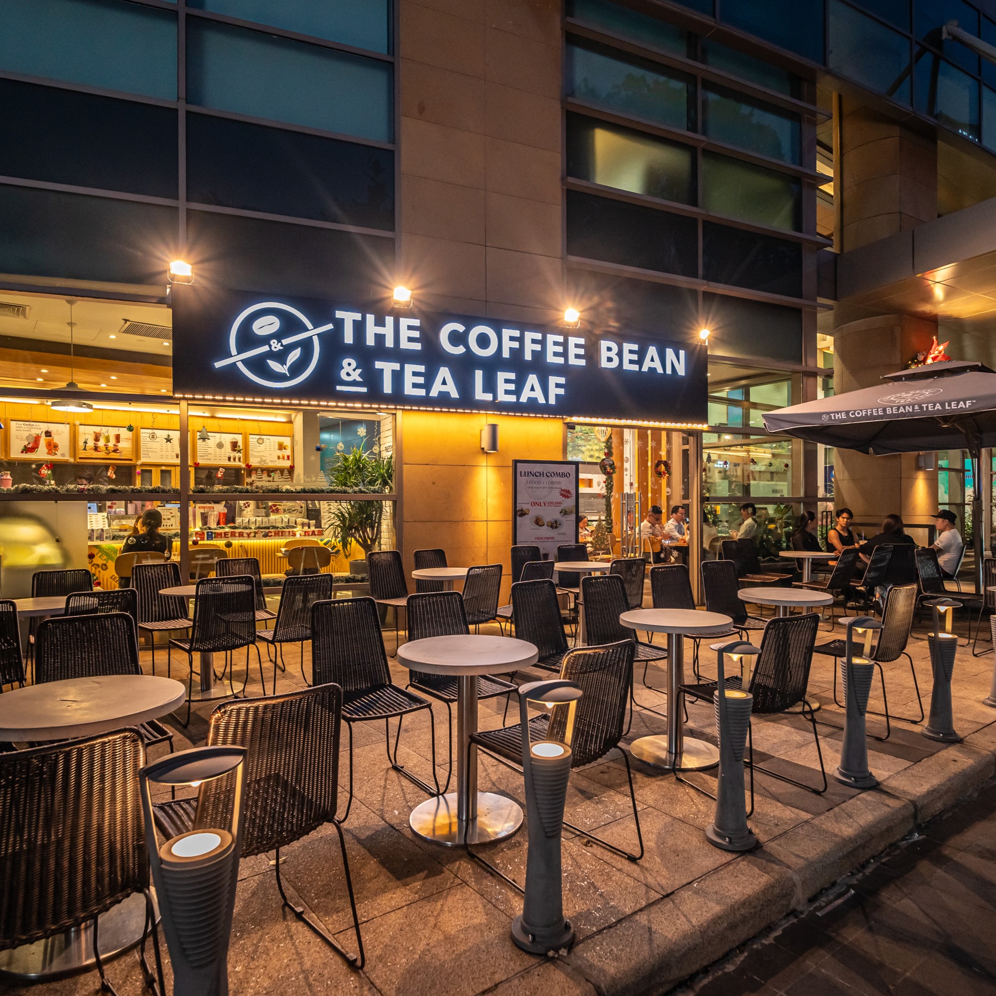 Khu vực ngoài trời quán cà phê diễu binh The Coffee Bean